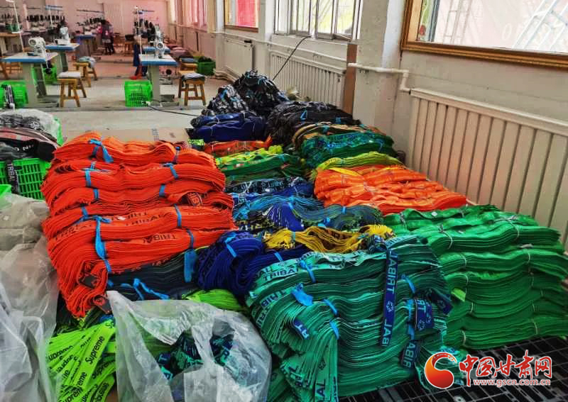 【凯发k8省决战决胜脱贫攻坚】临夏县：扶贫车间建到家门口 留守妇女变“上班族”（图）